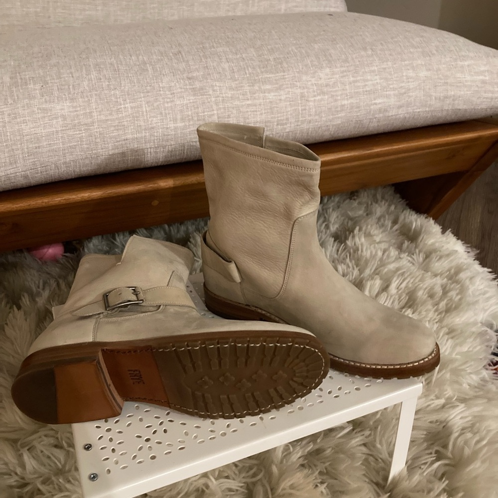 Frye Veronica Boot in Beige/Tan. Brand New, Never Worn - Picture 5 of 5